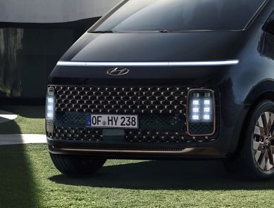 View of the the all-new STARIA's futuristic-looking grille and LED headlamps.	