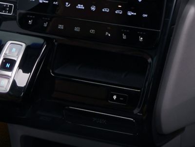 A picture of the all-new Hyundai STARIA's  wireless charger tray with its cooling function.