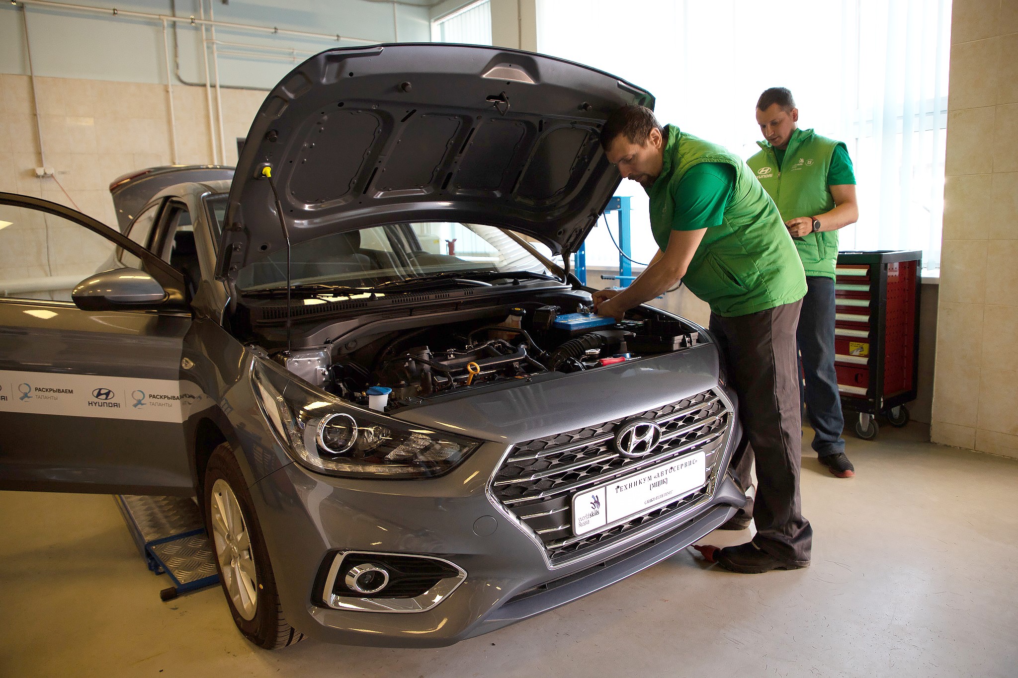 Российский завод Hyundai передал два автомобиля и автокомпоненты техникуму «Автосервис»